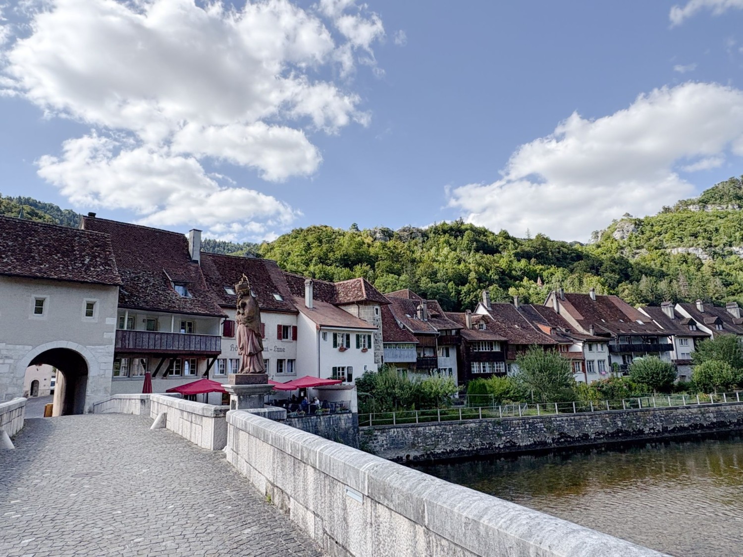 Attraversando questo storico ponte in pietra si giunge sull’altra riva del fiume.