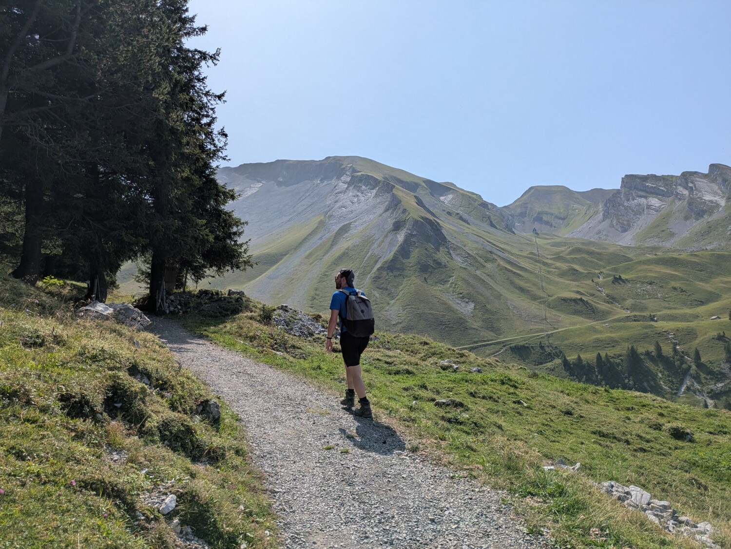 Wandern mit Panorama. Die sanfte Wanderung bietet abwechslungsreiche Pfade und weite Ausblicke.