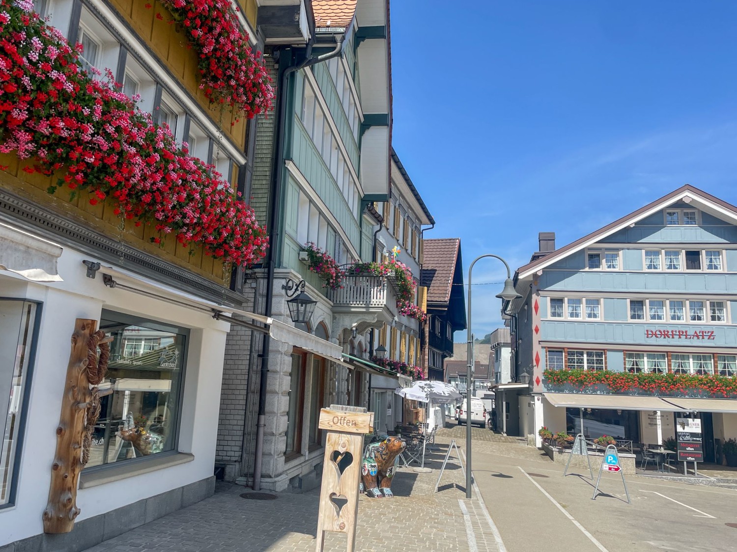 Traditionelle Häuser rund um den Dorfplatz in Urnäsch.