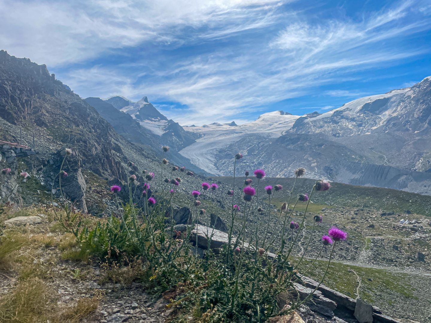Dans la première partie de la randonnée, le regard tombe sur le glacier de Findelen.