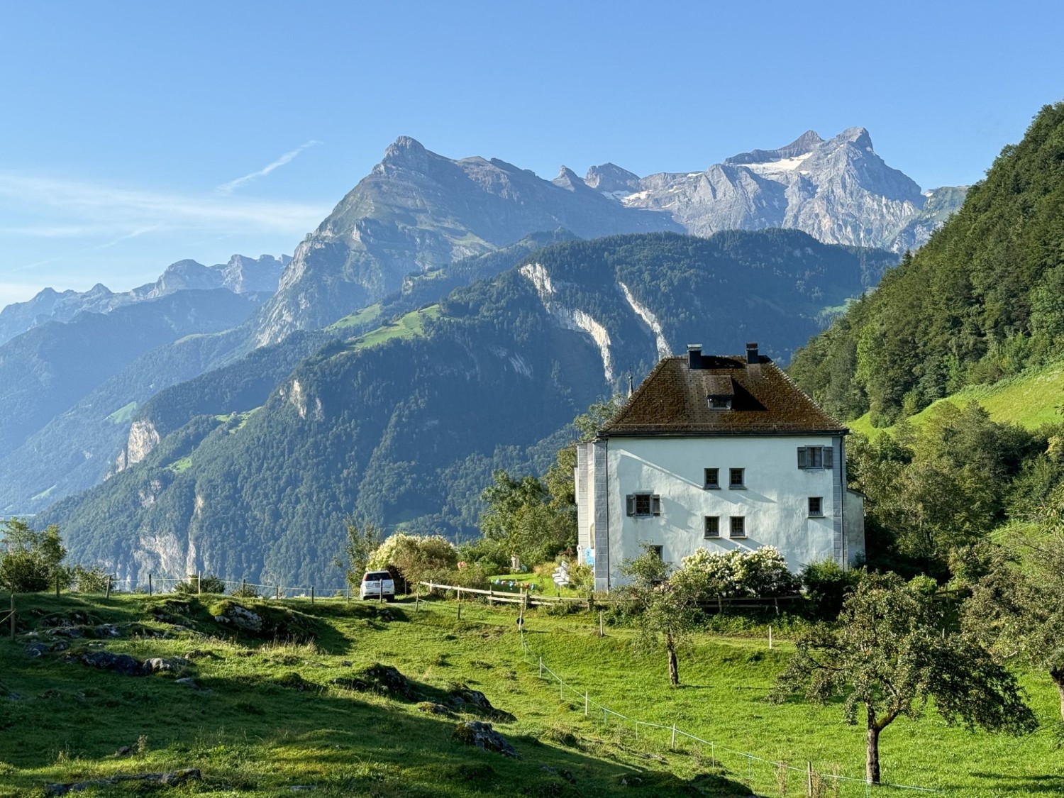 Le château de Beroldingen devant le Gitschen. A l’arrière-plan, la chaîne de l’Uri Rotstock