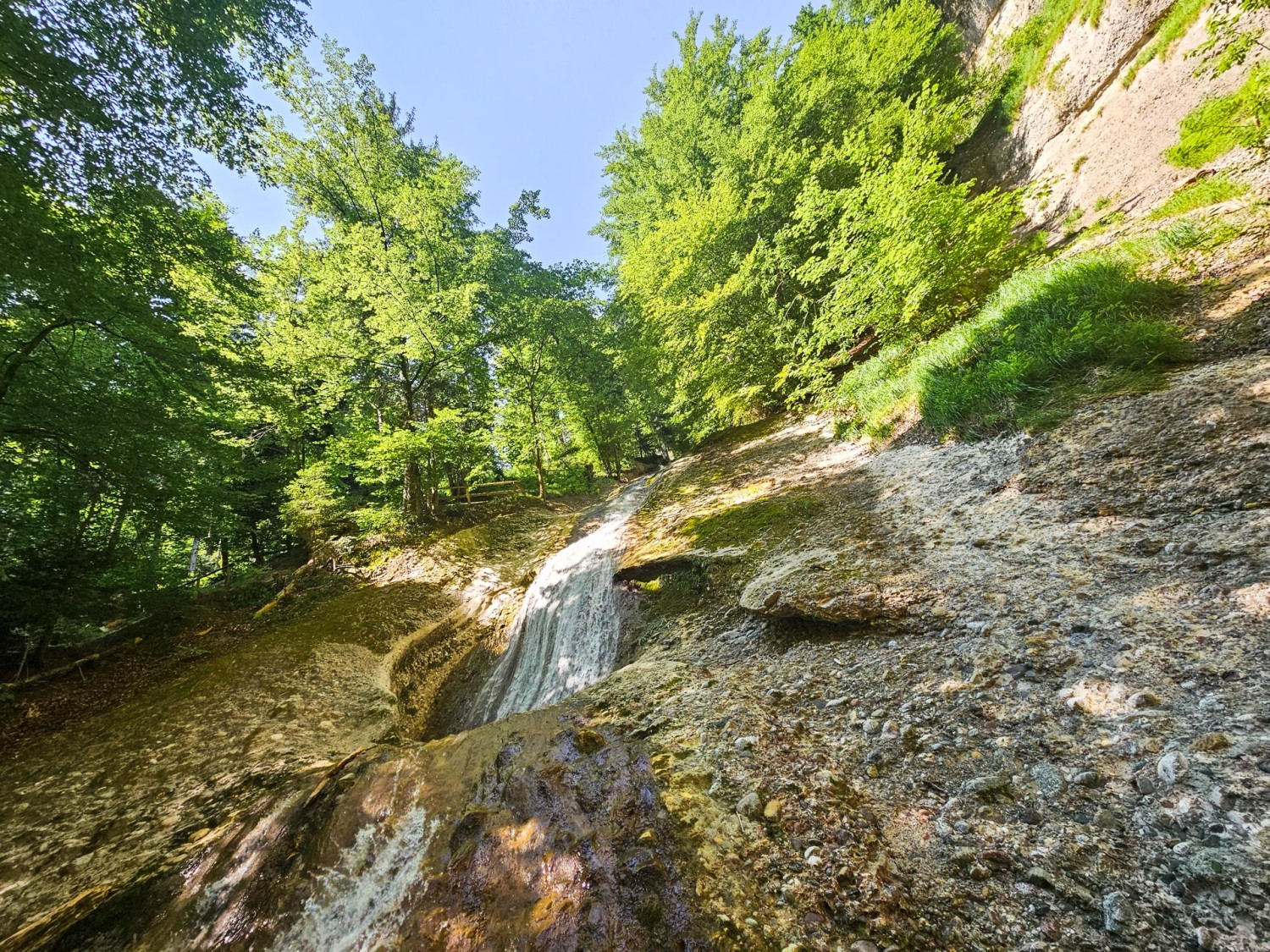 Lungo il percorso si possono ammirare diverse cascate ed è possibile anche fare un bagno.