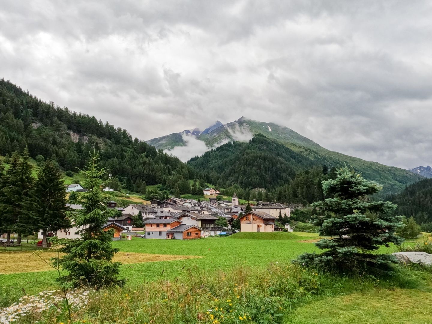 In Bourg-St-Pierre, im letzten Dorf vor dem Grossen St. Bernhard, beginnt die Wanderung.