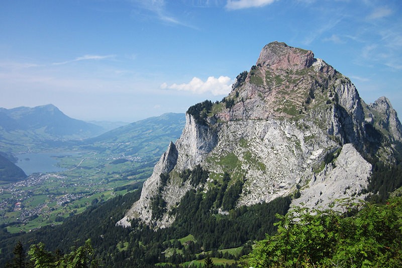 A l’assaut du Mythen par un chemin en zigzag. A l’arrière, le lac de Lauerz et le sommet du Rigi. Photos: Maria Zachariadis