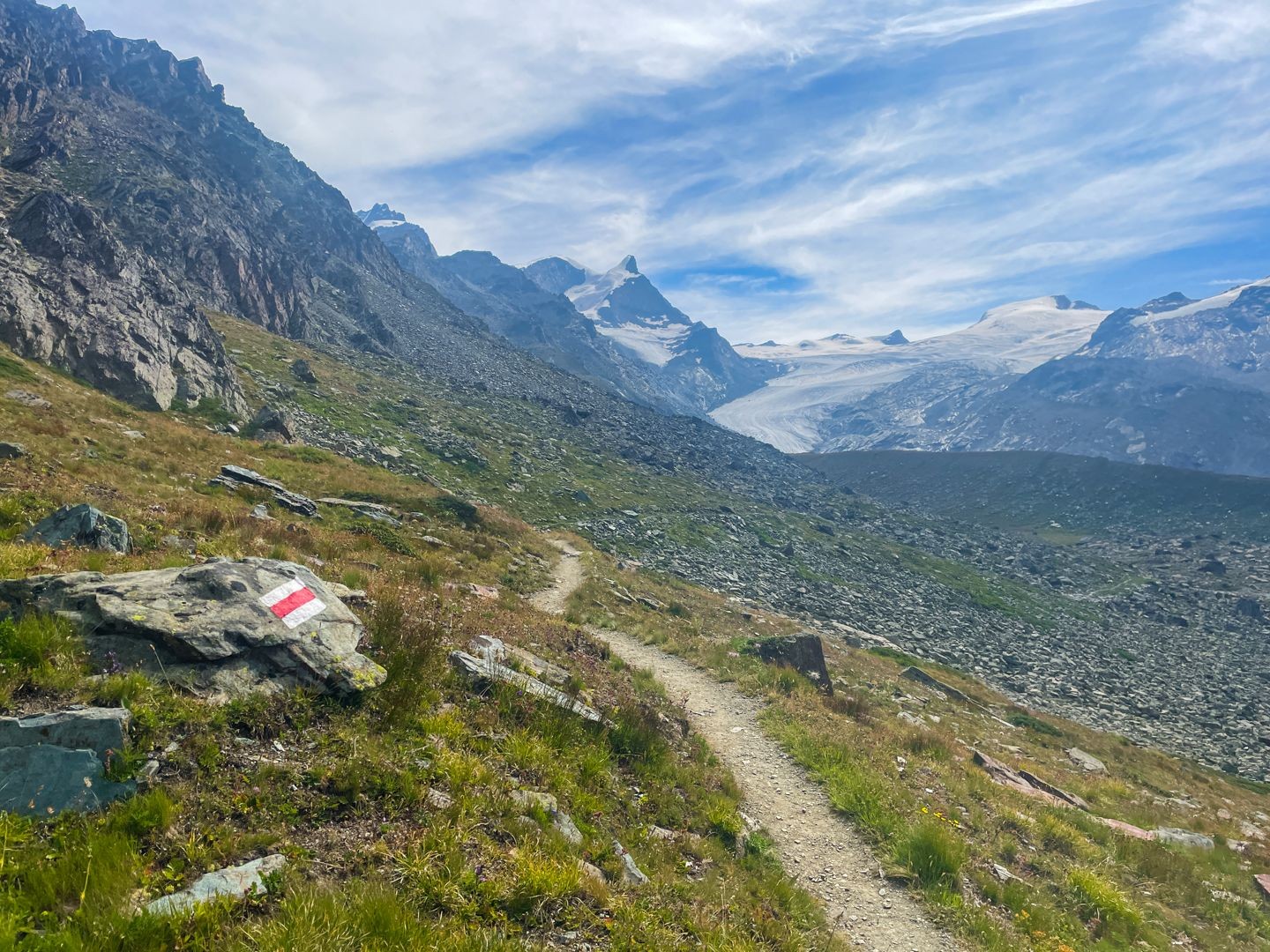 Tandis que l’agitation règne au bord du Stellisee en contrebas, tout est calme ici.