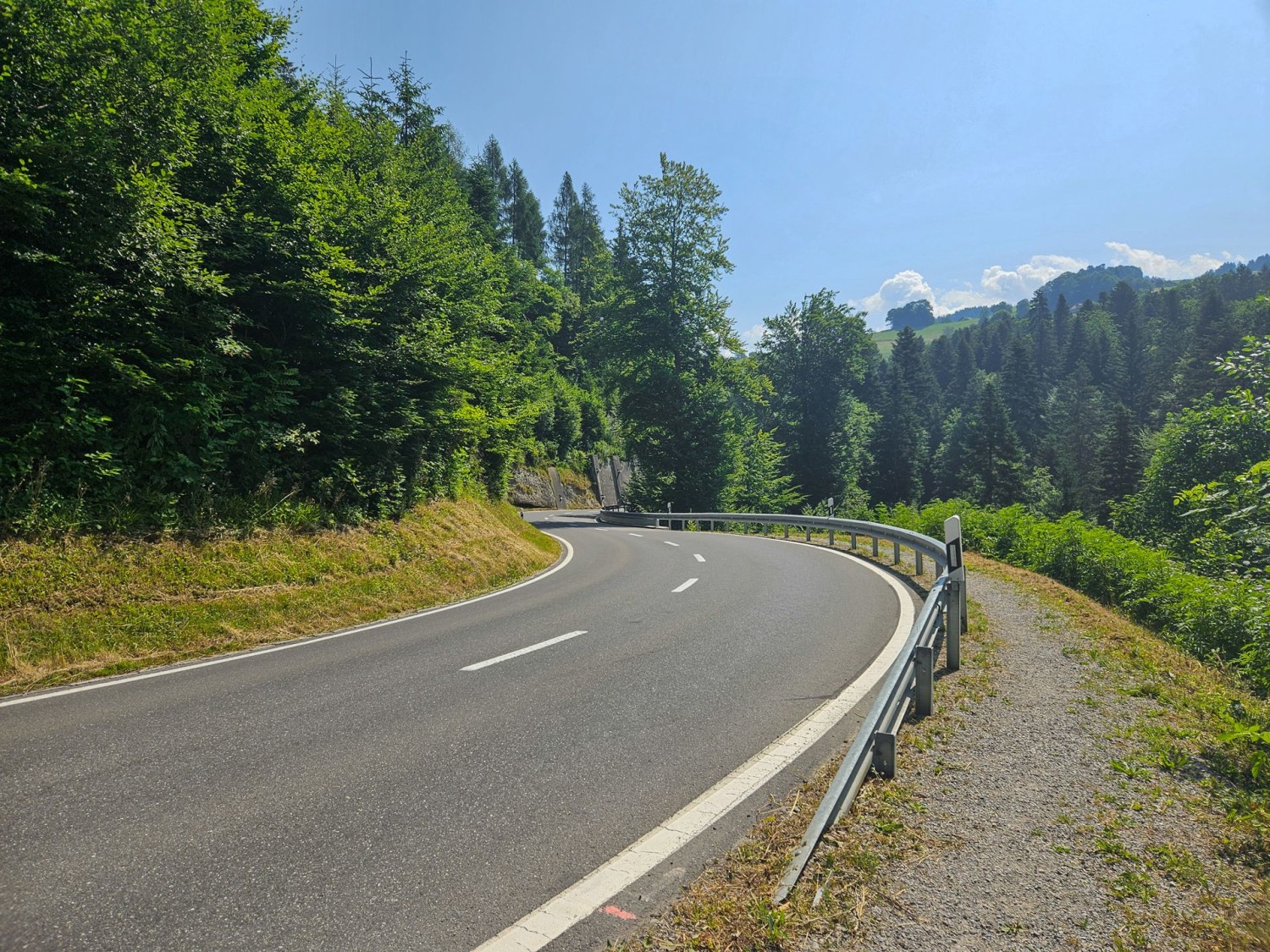 Si devono percorrere alcuni metri direttamente lungo la strada.