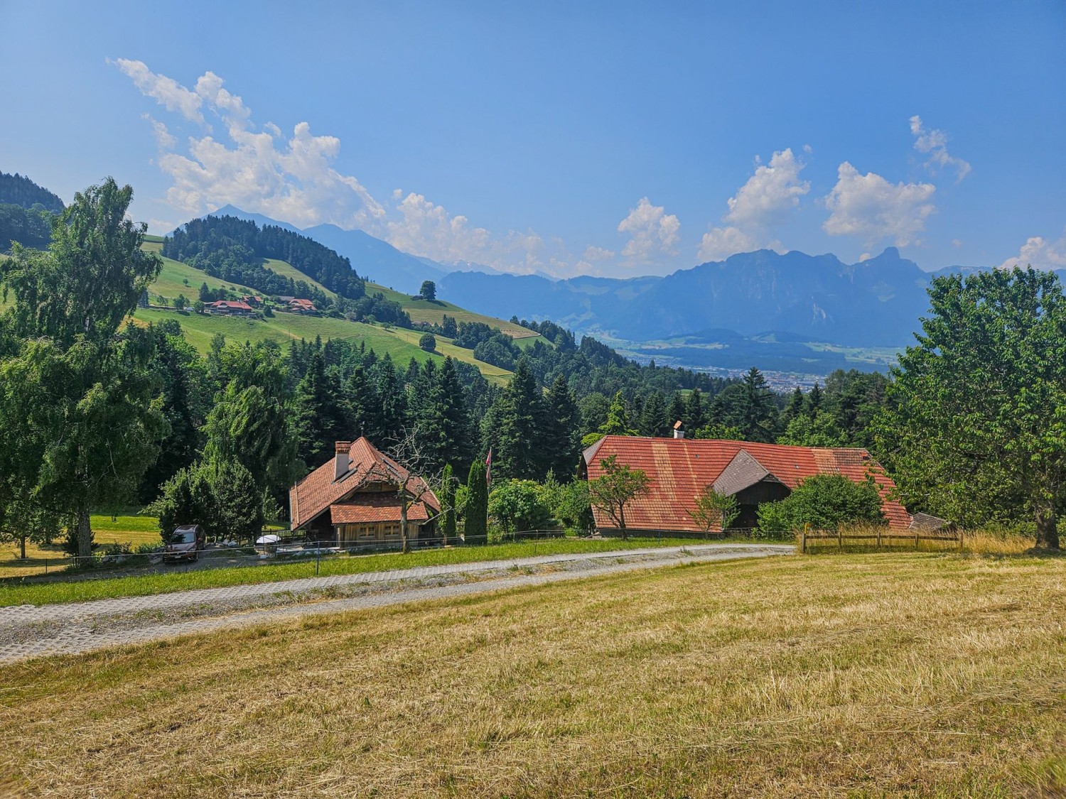 L’escursione corre lungo fattorie e pascoli.