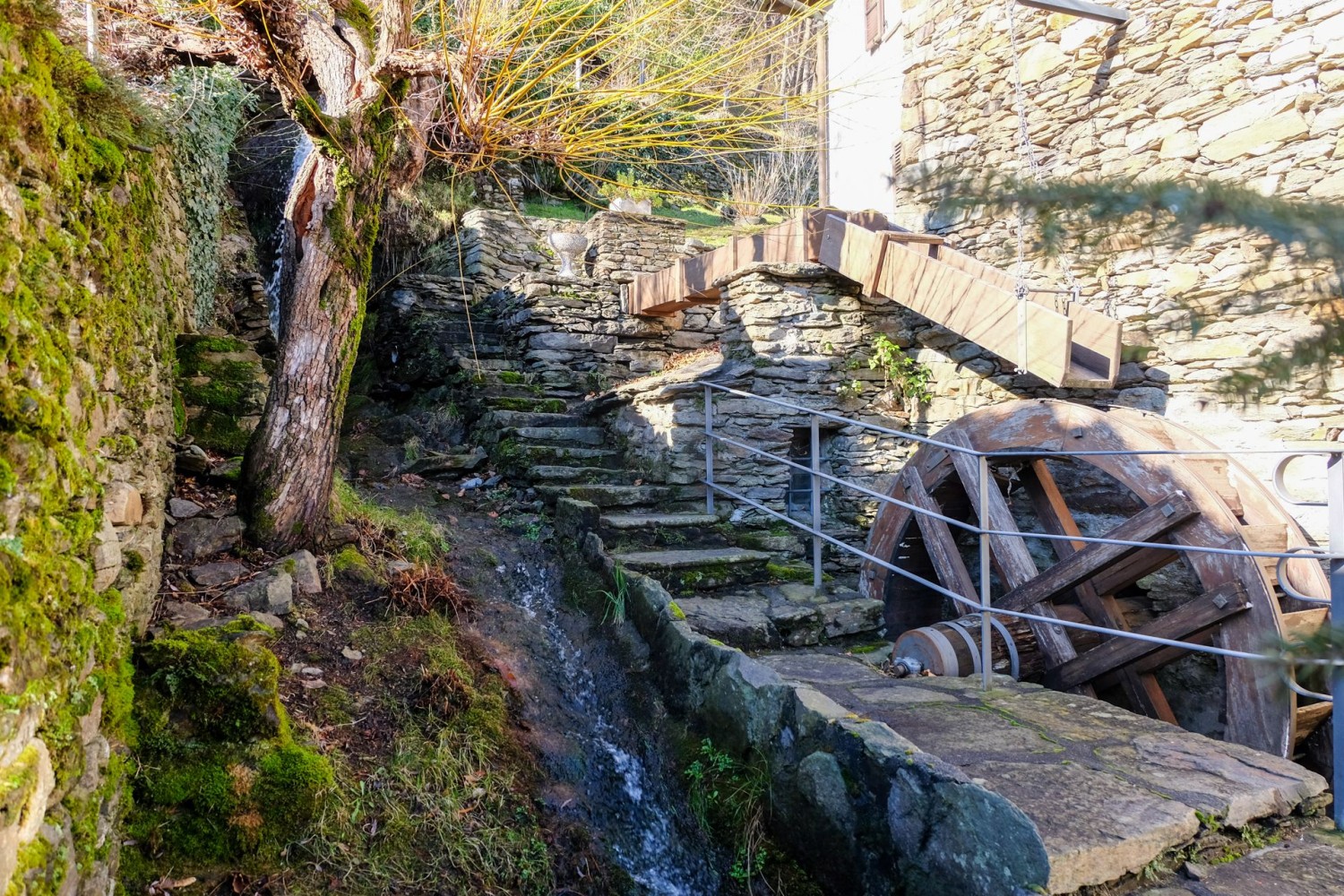 À Soresina, on peut voir un moulin équipé d'une roue à aubes «en dessus».