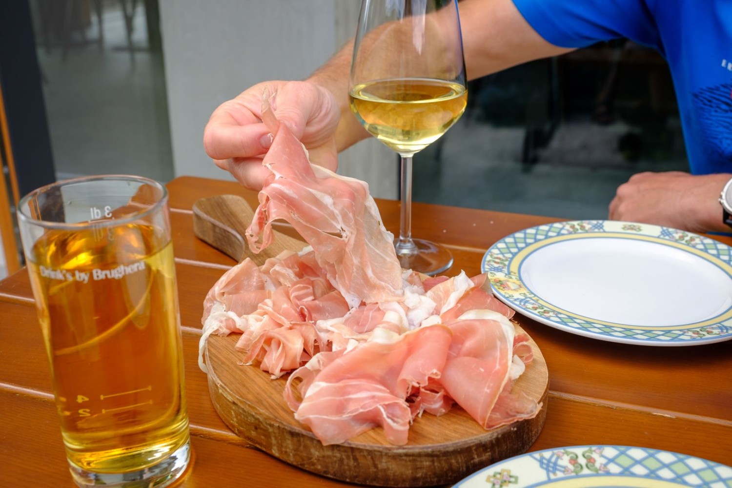 Al Ristoro Taneda vale la pena di assaggiare il proscuitto crudo Piora, che viene essiccato all'aria in loco. Il prosciutto crudo si scioglie in bocca.