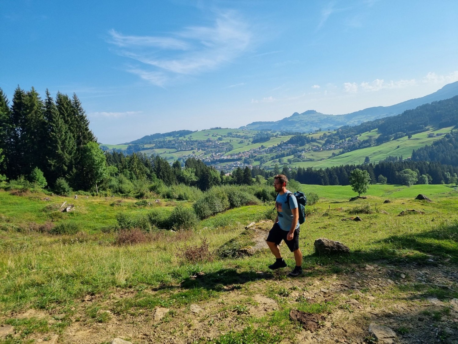 De Plasselb, l’itinéraire monte à travers les prairies du Gross-Schwand.