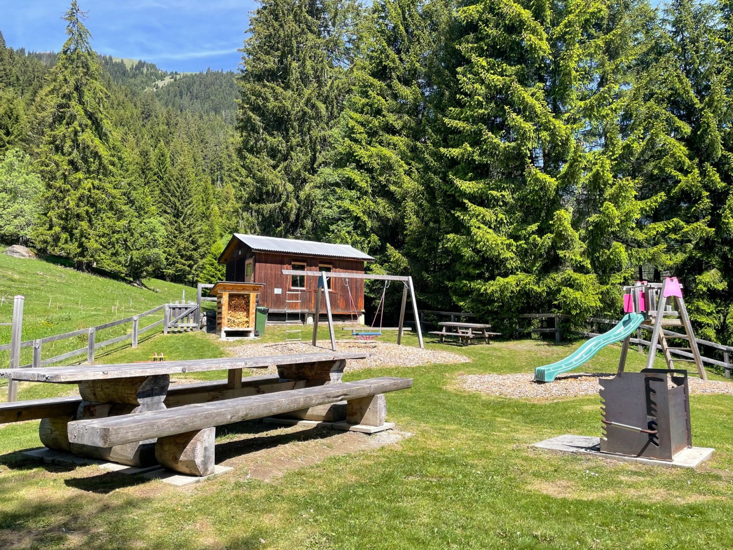 La ben attrezzata area barbecue Schweizer Familie di Plaun Asch.