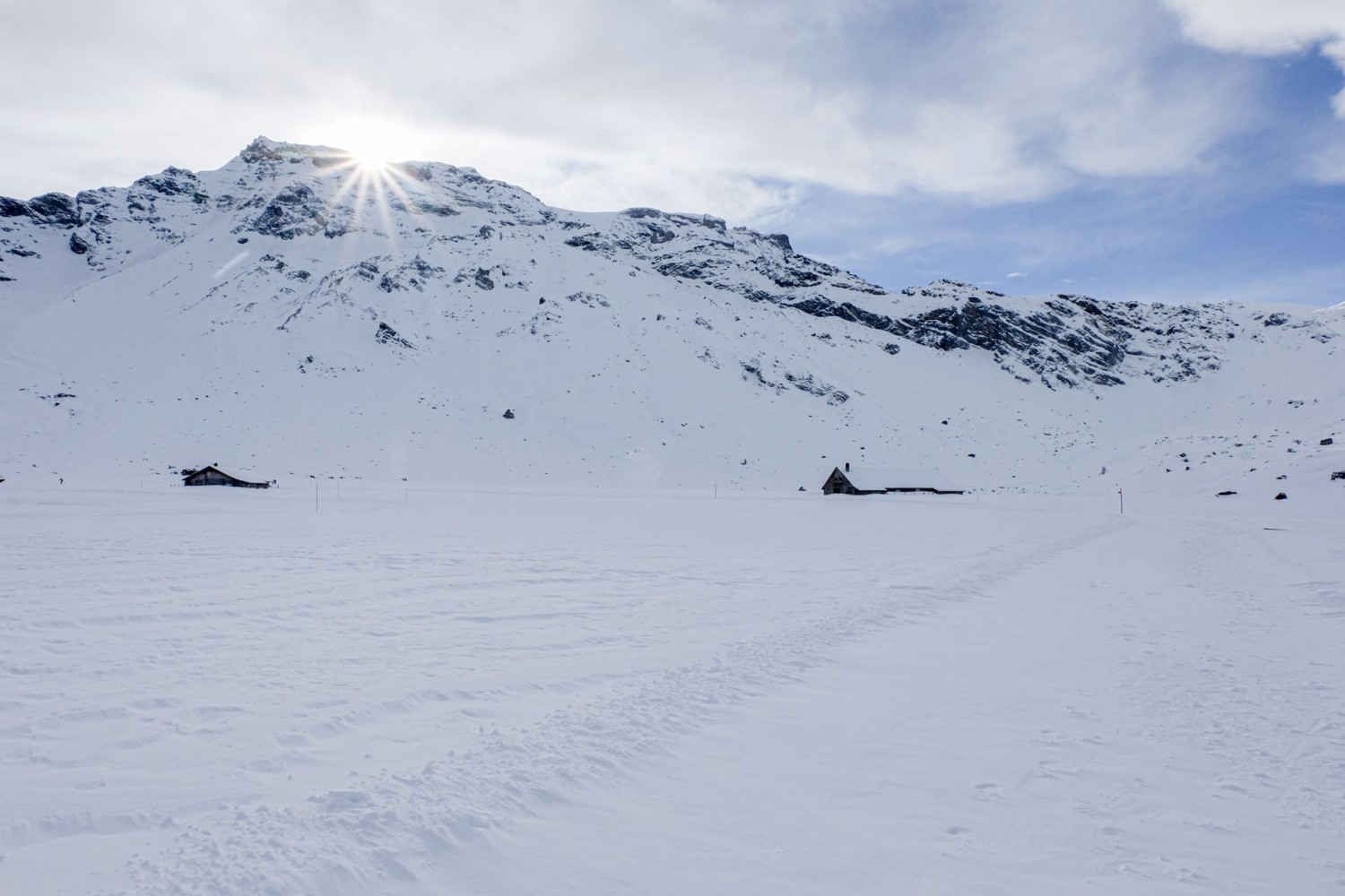 Im frühen Winter mag die Sonne nun knapp über den Grossstrubel scheinen.