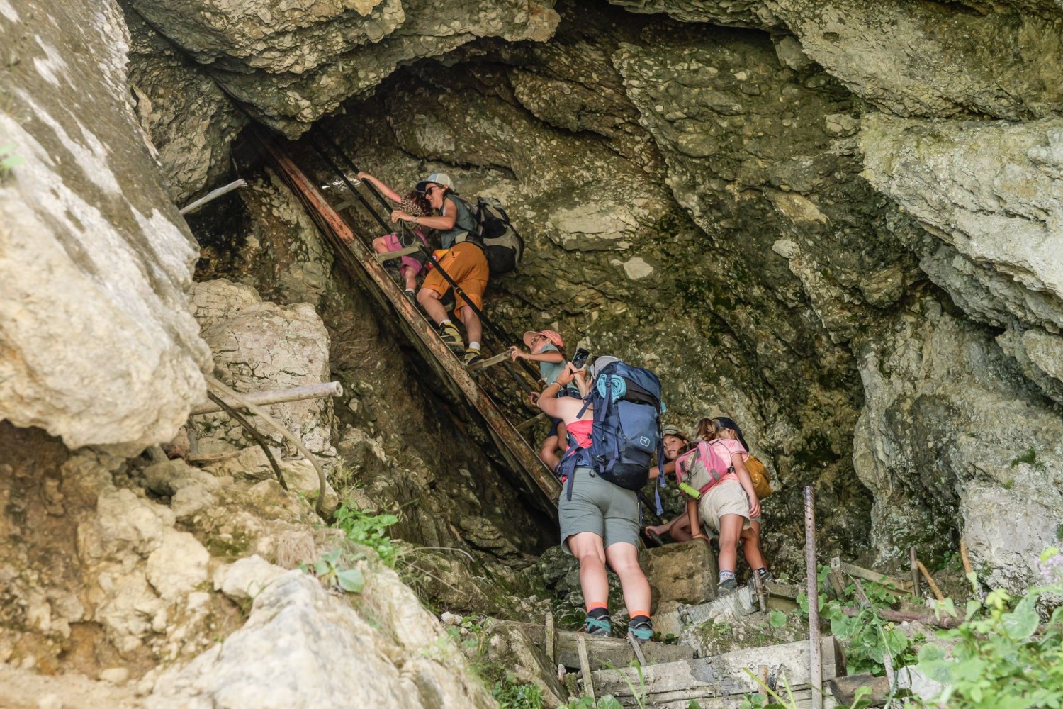 Un plaisir, y compris pour les enfants expérimentés en montagne: la galerie dans la montagne