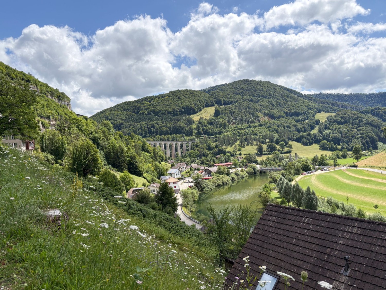 Dalla stazione ferroviaria di St-Ursanne si scende sulla riva del Doubs.