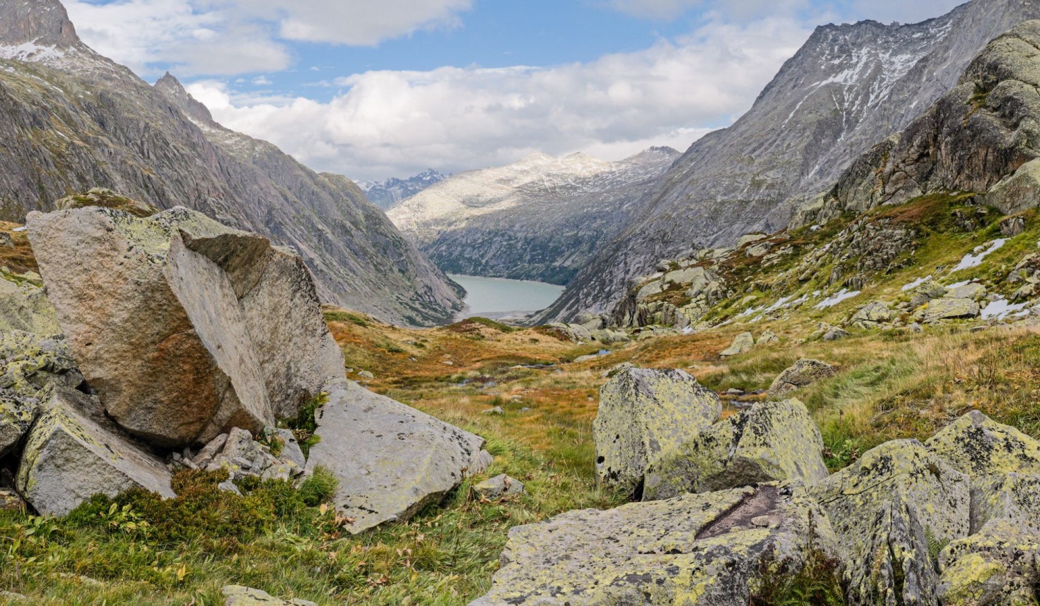 Beim Aufstieg zur Lauteraarhütte fällt der Blick zurück auf den Grimselsee.