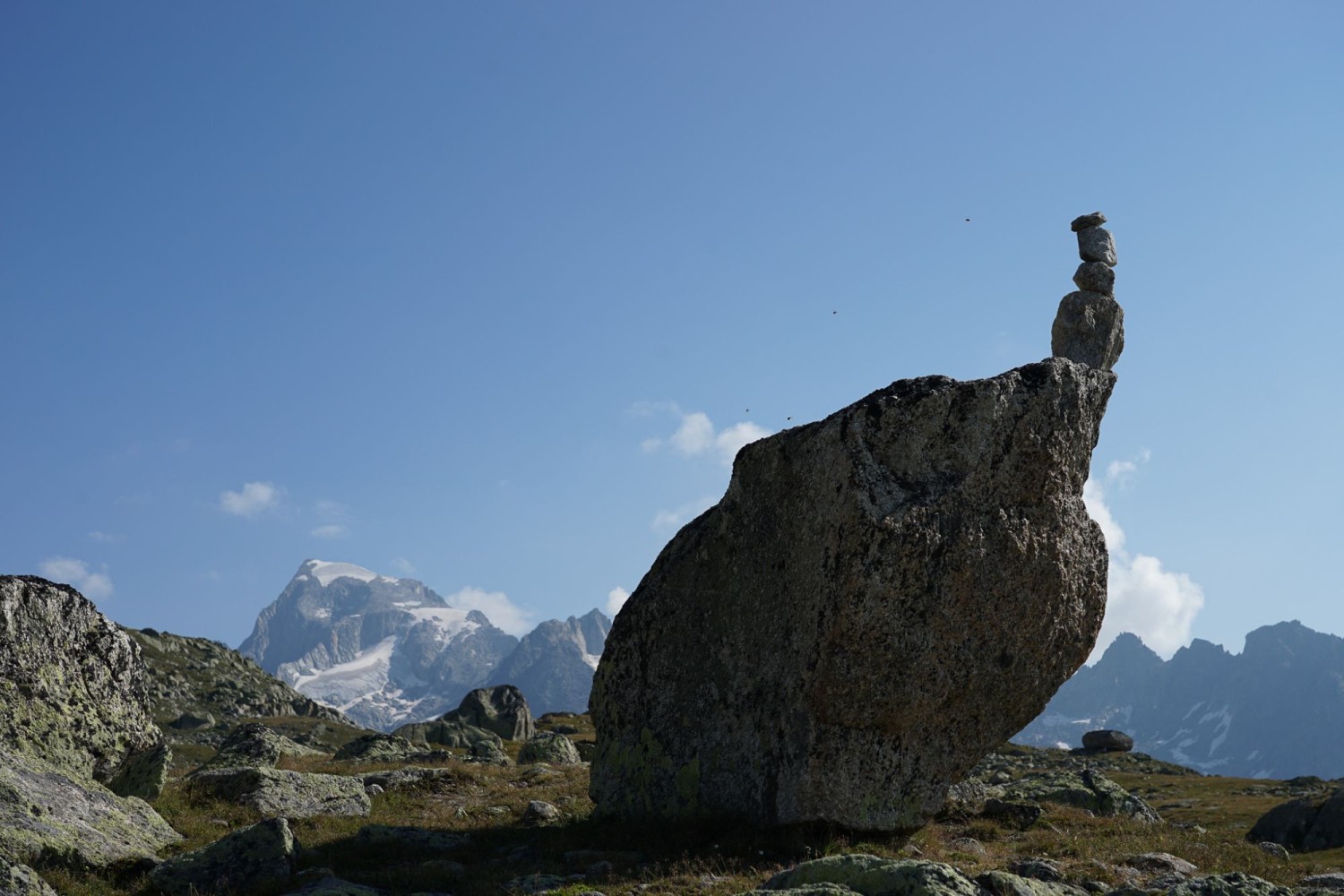 Un bloc erratique avec un cairn sur le Nägelisgrätli