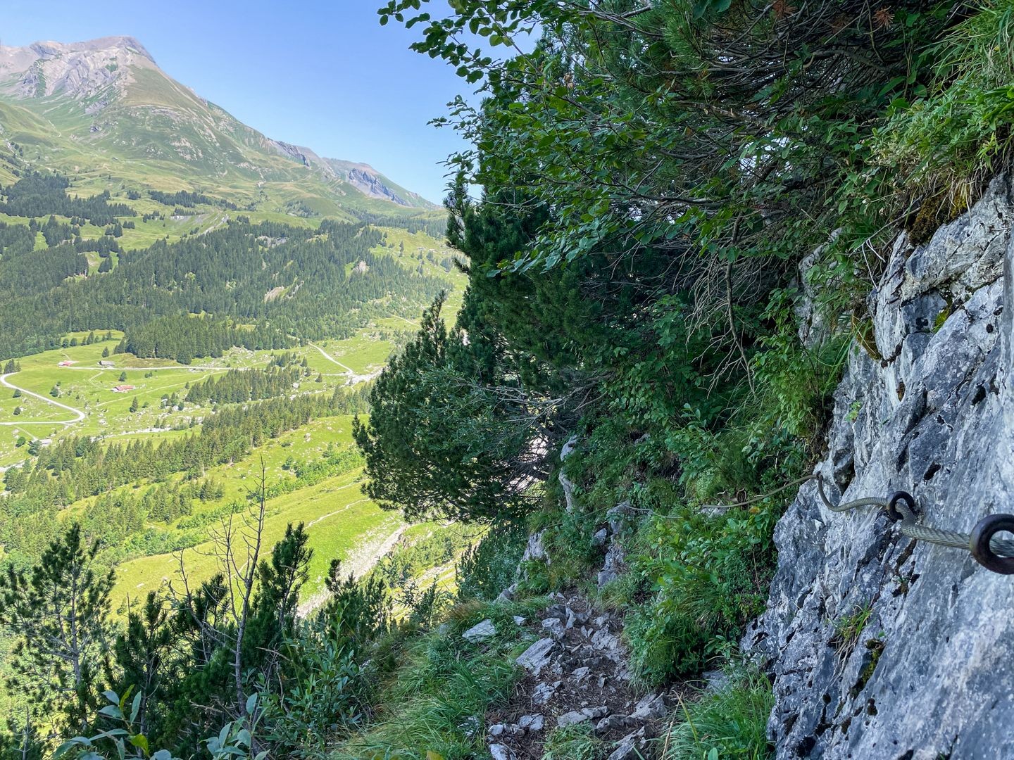 Der Bergwanderweg ist teilweise mit Ketten gesichert.
