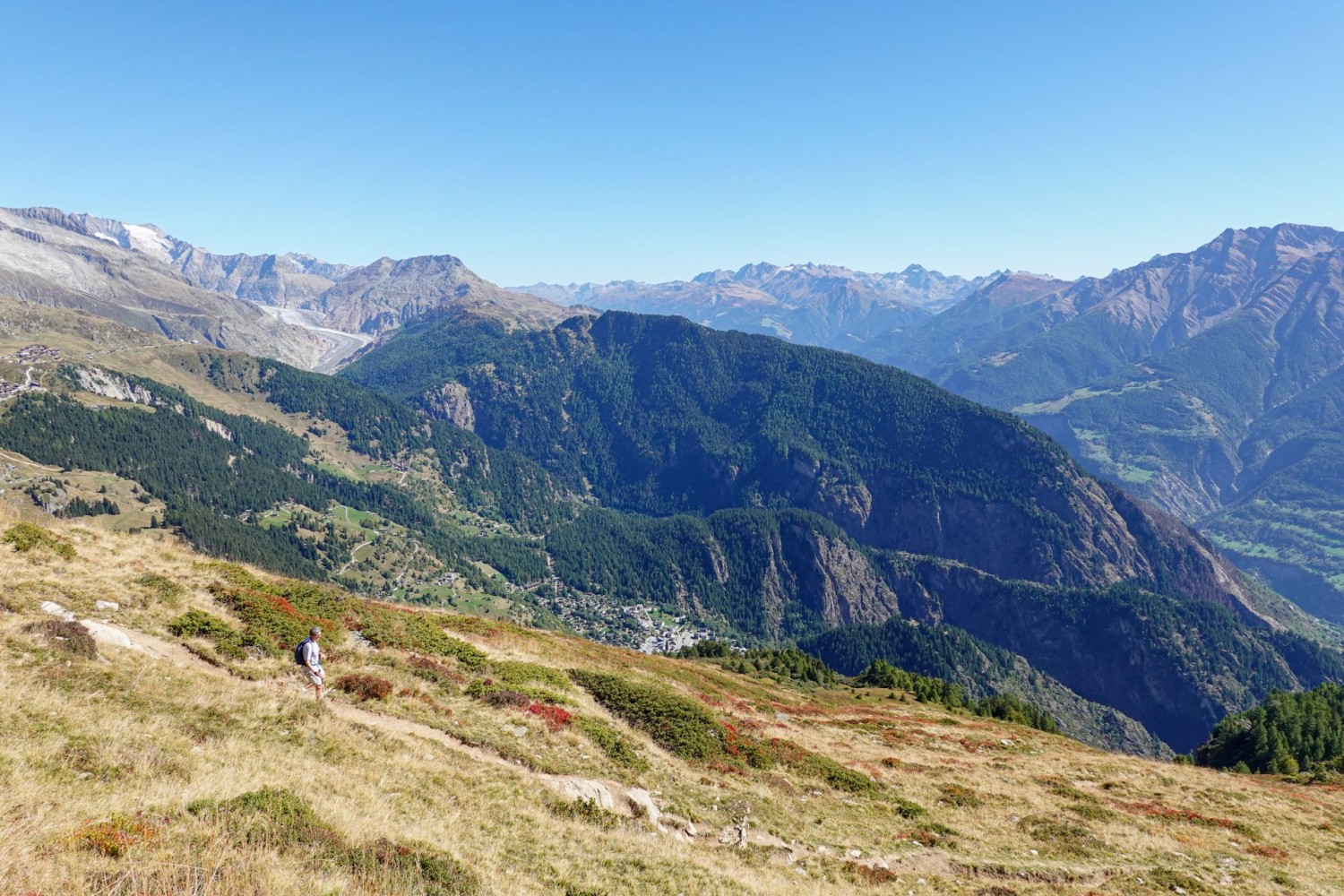 La vue, ici vers l’ouest, invite à des pauses régulières.