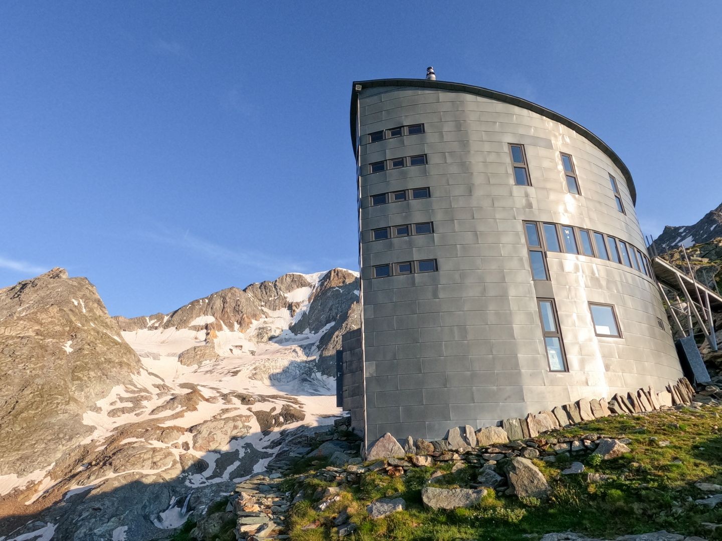 Etwas weiter oben wurde die neue Hütte errichtet, die an ein Space Shuttle erinnert.
