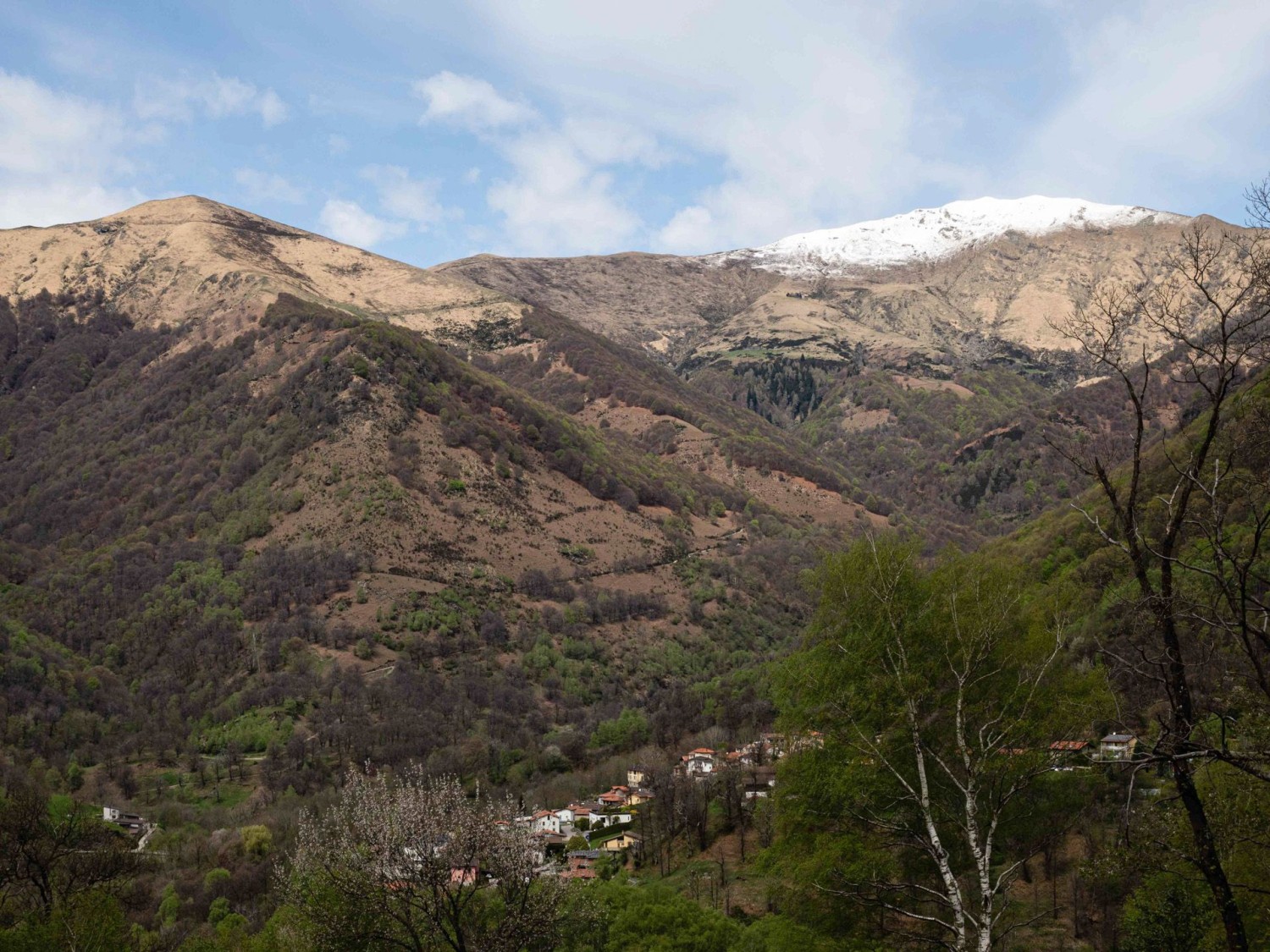 Blick auf Mugena mit dem frisch verschneiten Gradicciòli.