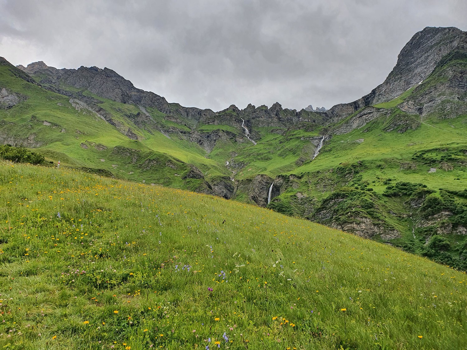 Blick zurück beim Abstieg nach Turra. Bild: Marina Bolzli