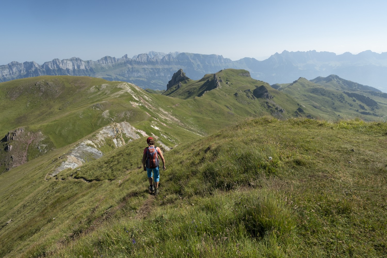 Der zweite Tag ist einfacher und kürzer. Über grasige Flanken und Grate und mit viel Aussicht auf die Churfirsten geht es zum Ziel beim Maschgenkamm.