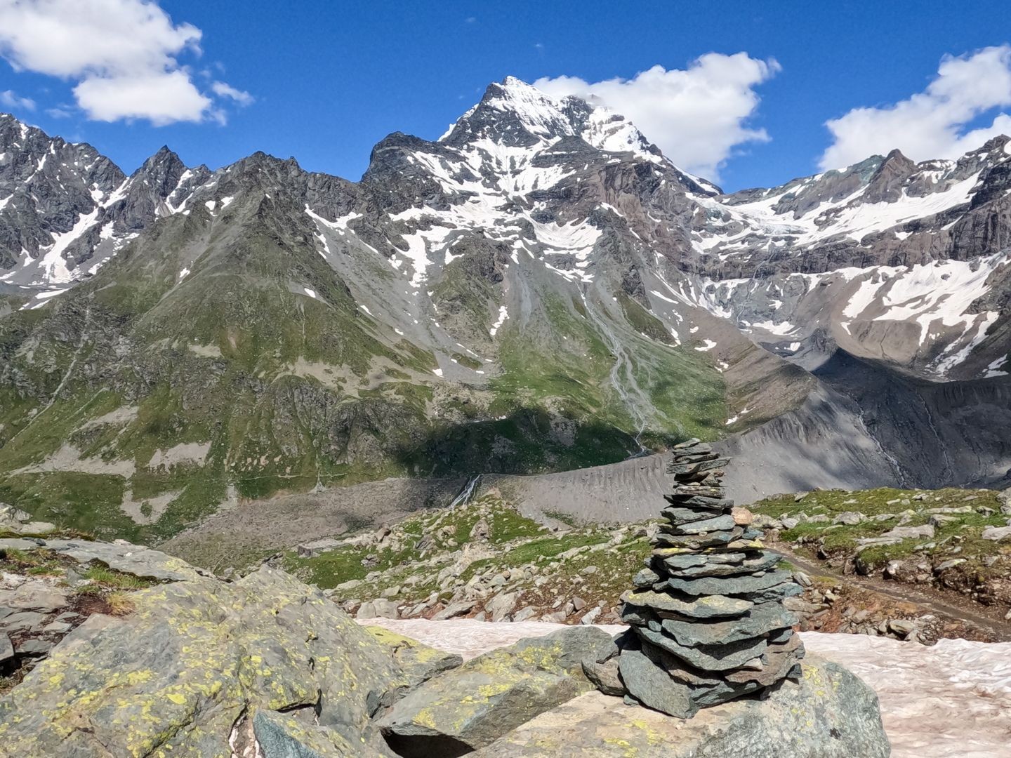 Von der Hütte aus bietet sich ein prächtiger Blick auf den Grand Combin.