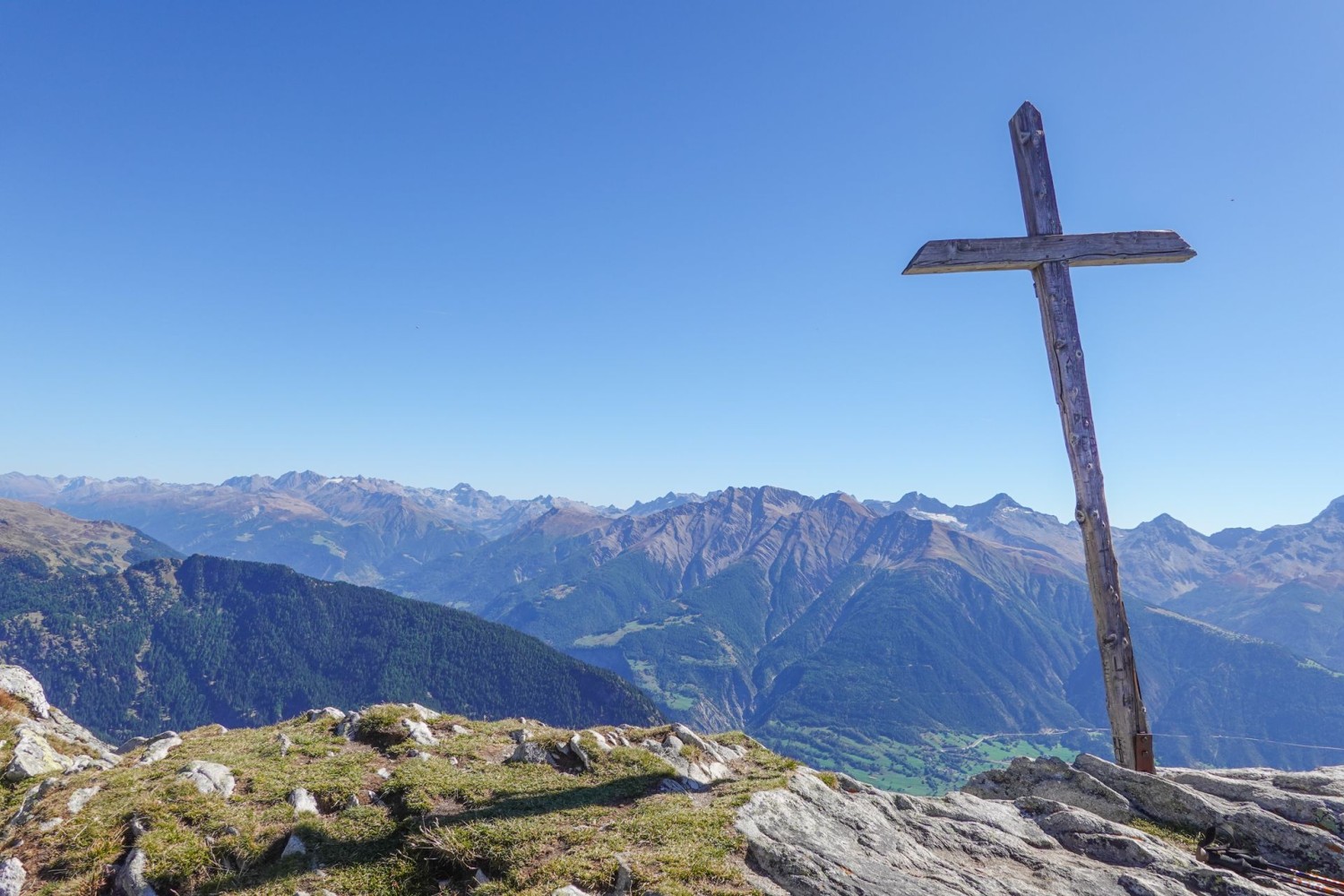 Une croix sommitale se dresse sur le Foggenhorn.