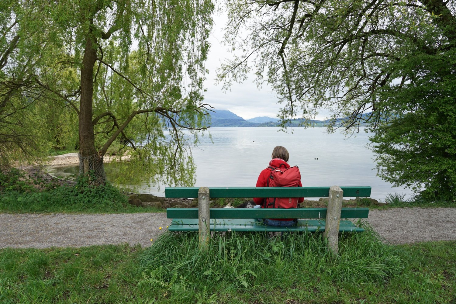 Im Frühling ist es am Ufer des Zugersees ruhig und idyllisch.