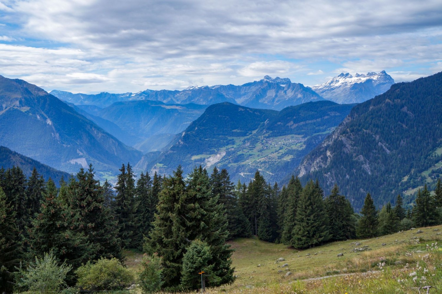 Auf der Höhe von Sarreyer wandert der Blick Richtung Dents du Midi.