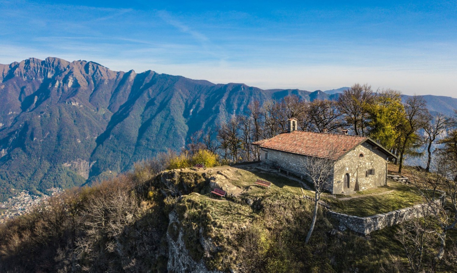 L’Oratorio di San Giorgio sulla cima del Monte San Giorgio.