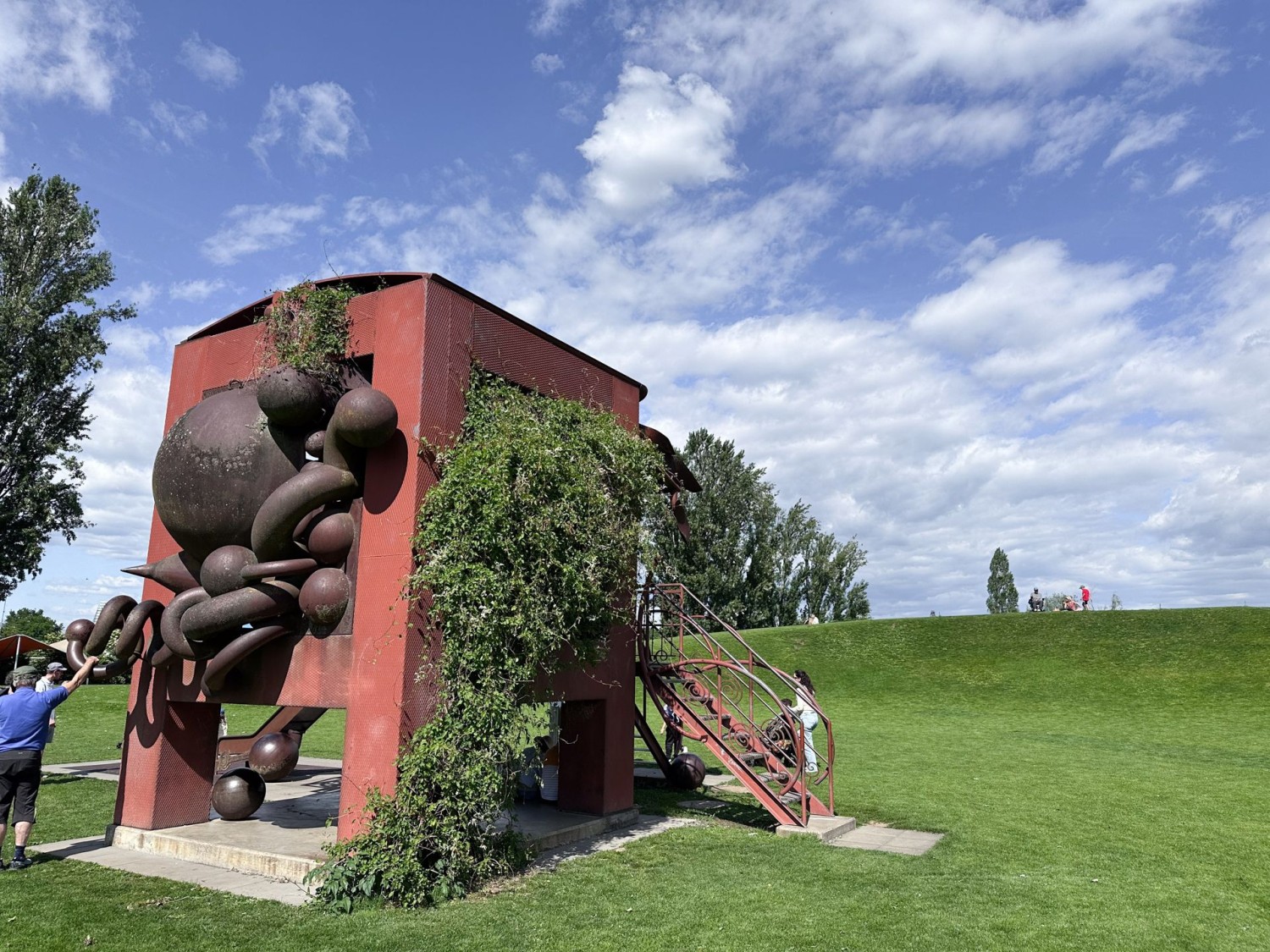 Eisenplastik «Amboss» von Bernhard Luginbühl am Wolkenhügel im Park im Grünen