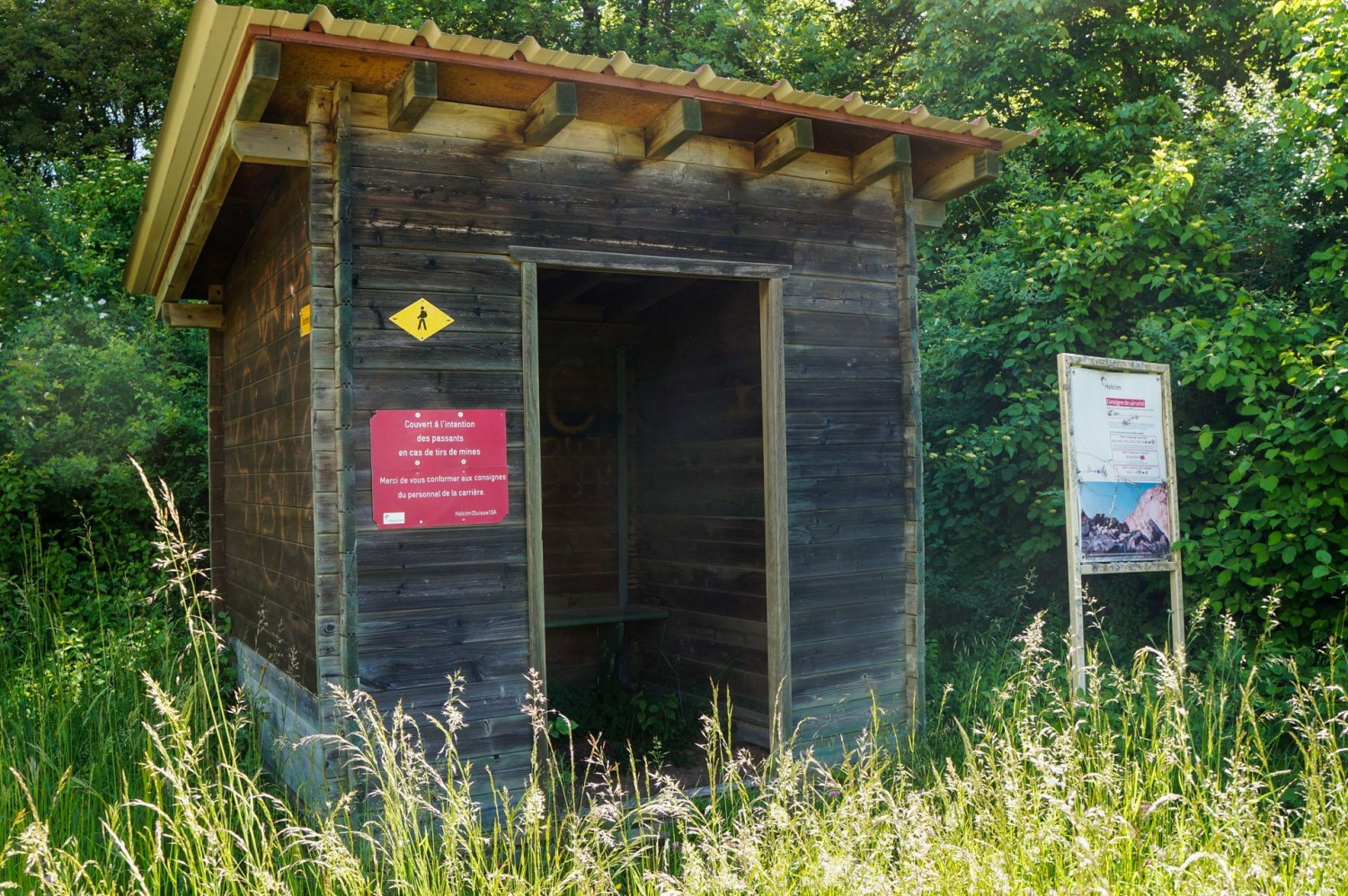 Rund um den Steinbruch stehen mehrere Hütten, in denen Wandernde bei einer Sprengung Schutz suchen können.