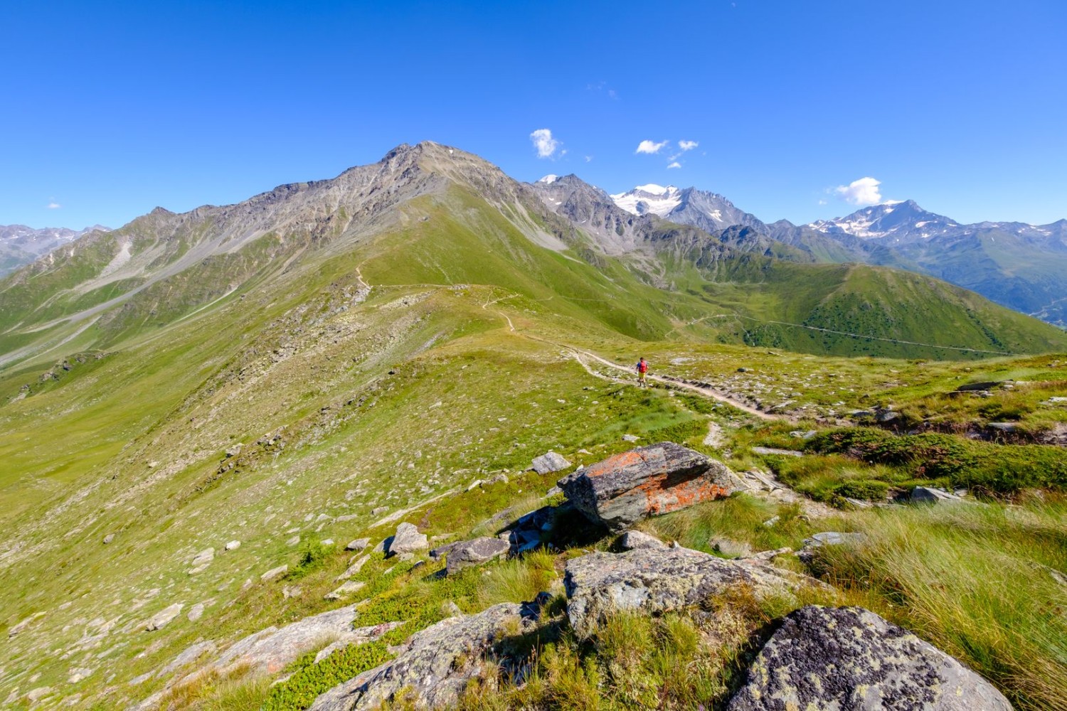 Weitläufiges Gelände und eine einzigartige Gipfelschau begleiten diese Wanderung.
