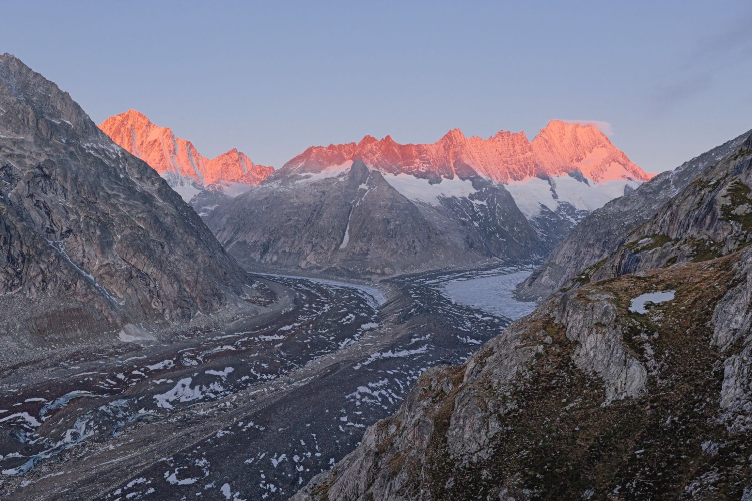 Wo Finsteraar- und Lauteraargletscher zusammenfliessen: Aussicht von der Lauteraarhütte.