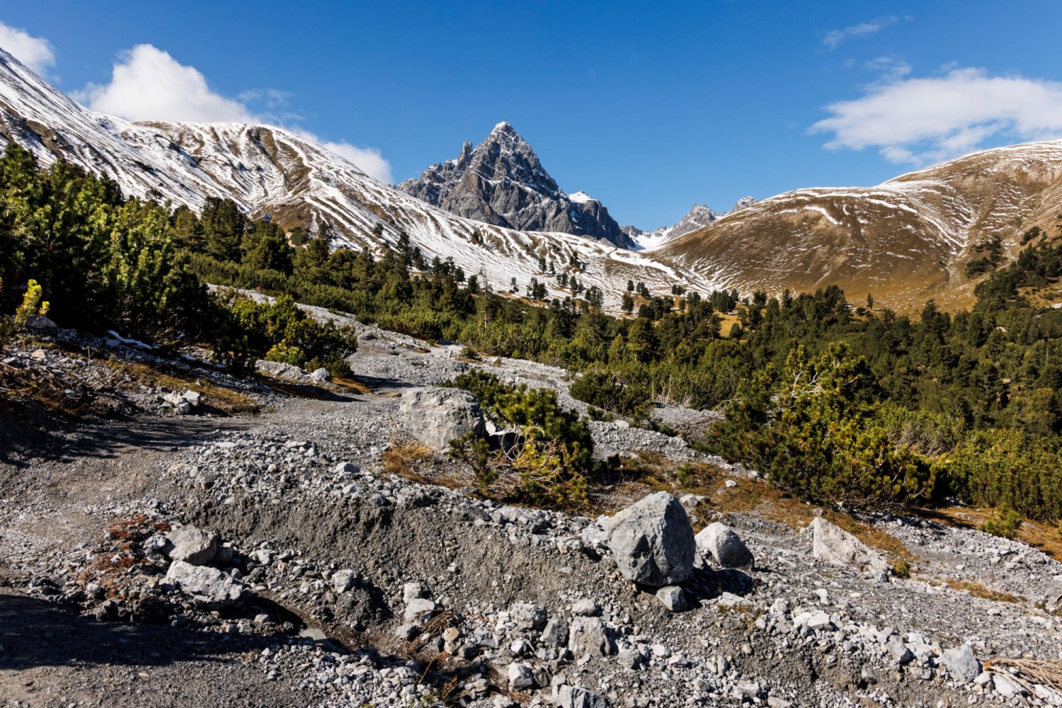 Der Weg führt stetig das Val Mingèr hinauf – bis zum ersten Herbstschnee.