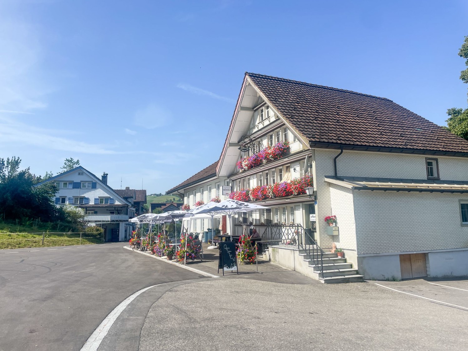 Im Dorf Bächli erwartet einen das Gasthaus Rössli.