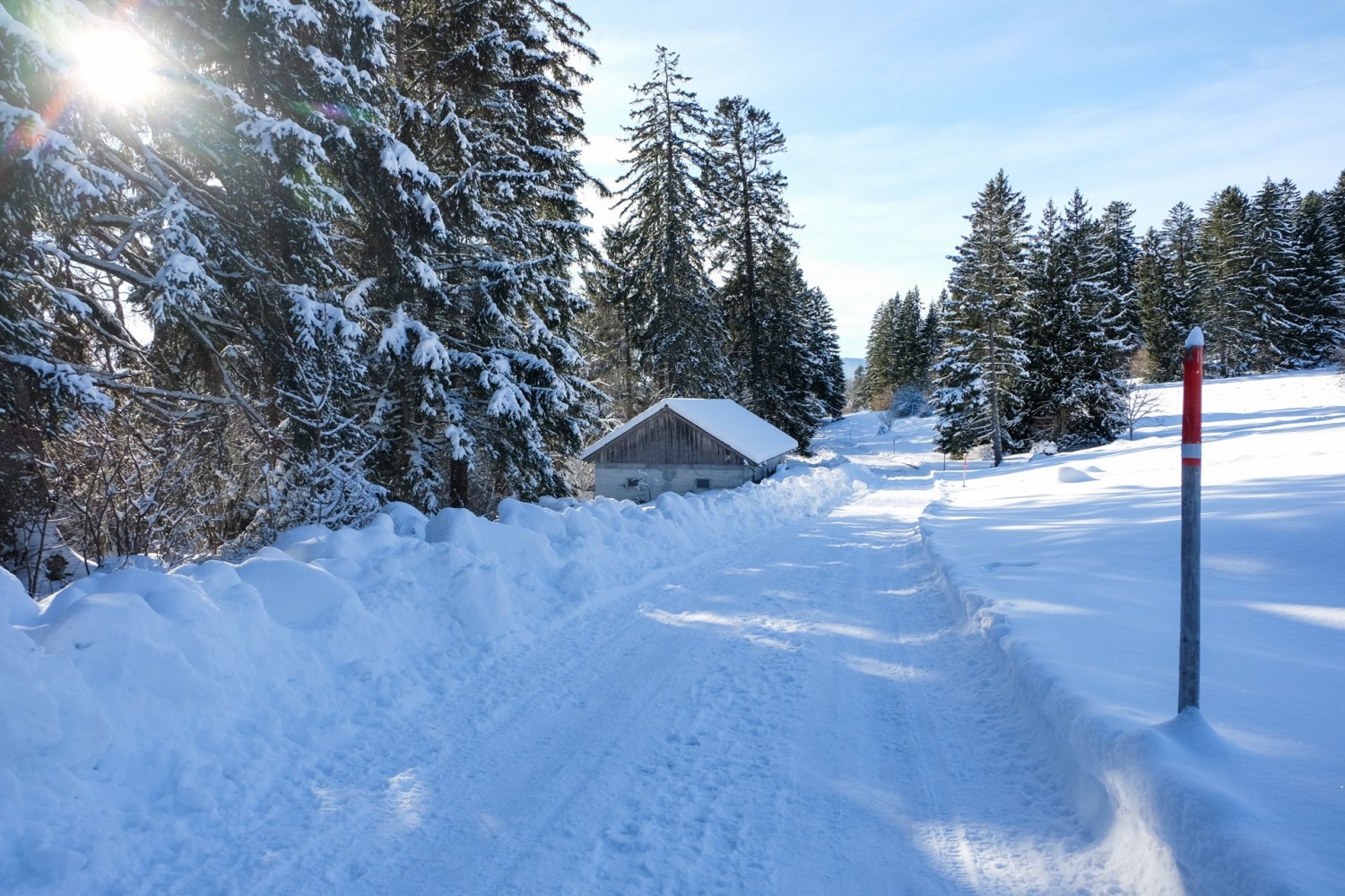 En cette saison, la neige recouvre les pâturages et les étables.