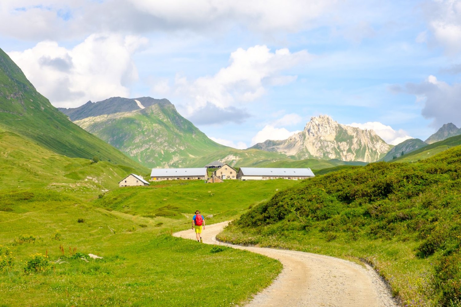 Die Alpe di Piora beherbergt eine Käserei, einen Reifekeller für Rohschinken sowie das Zentrum für Alpine Biologie.