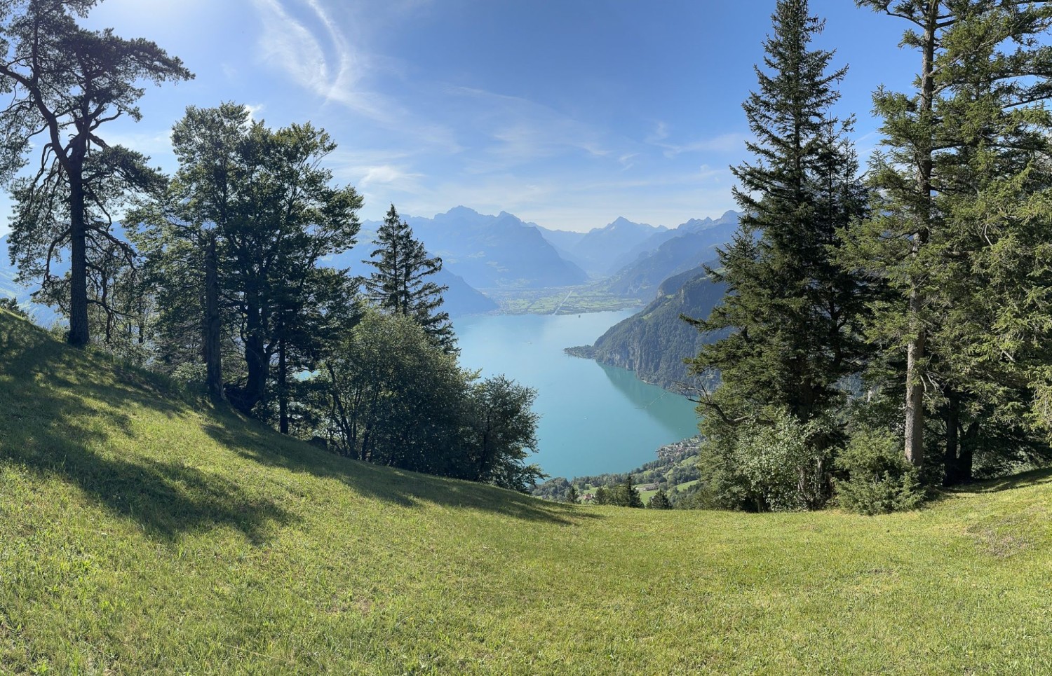 Parfait pour la pause: à Haltenen, avec le lac d’Uri et la vallée de la Reuss