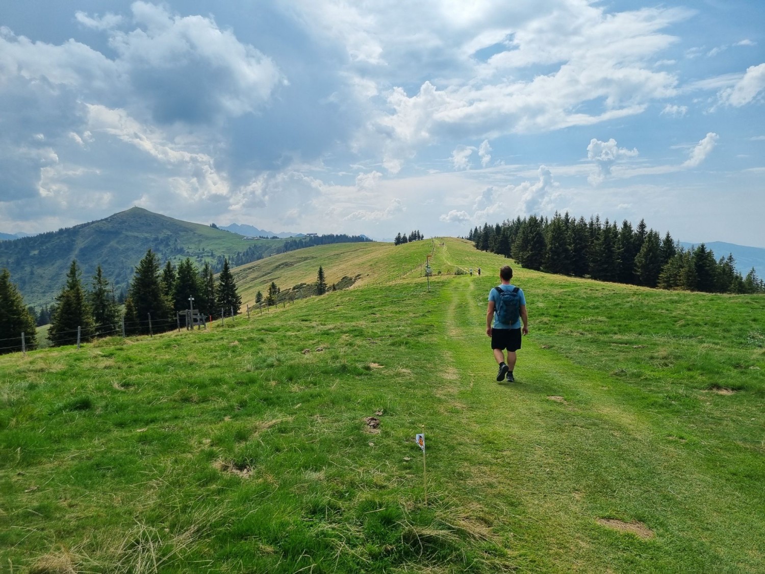 Randonnée panoramique avec La Berra, la destination, en ligne de mire