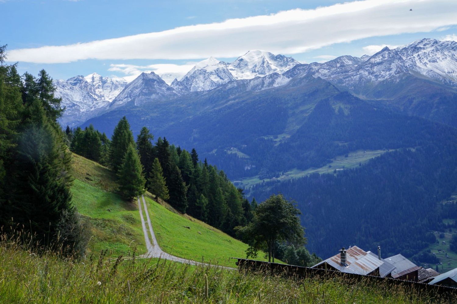 Im Spätsommer ziert bereits der erste Schnee die Walliser Berggipfel.