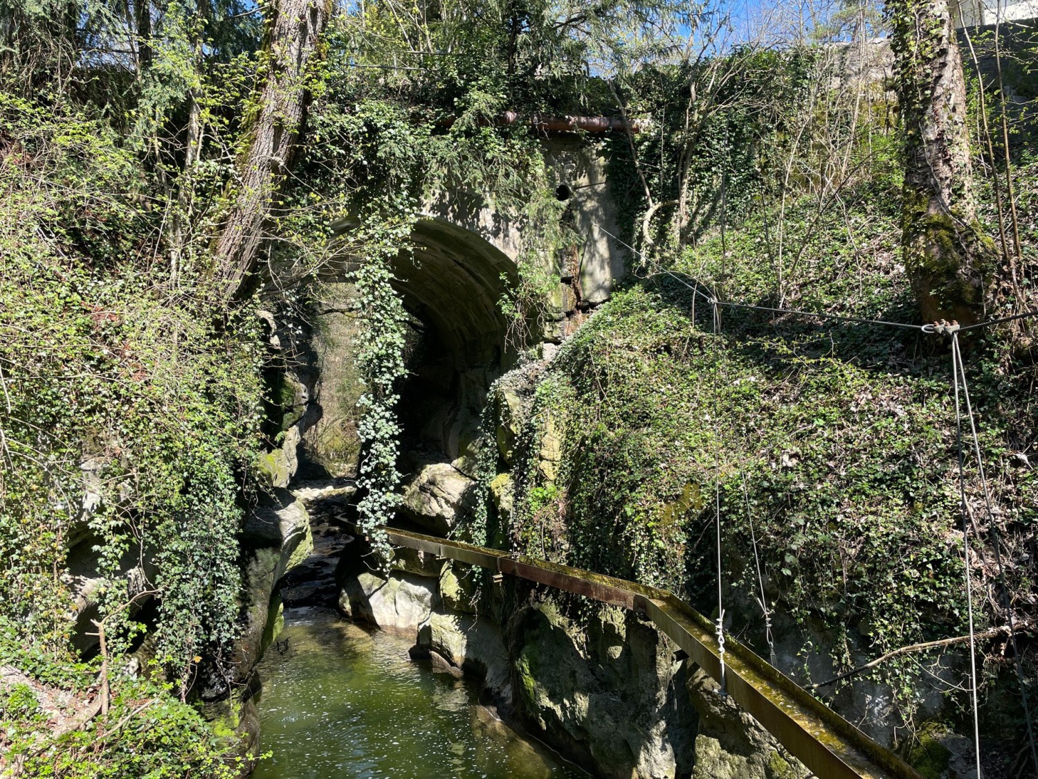 Ein Kännel führt Wasser zu den Mühlenrädern bei Gor de Vauseyon.