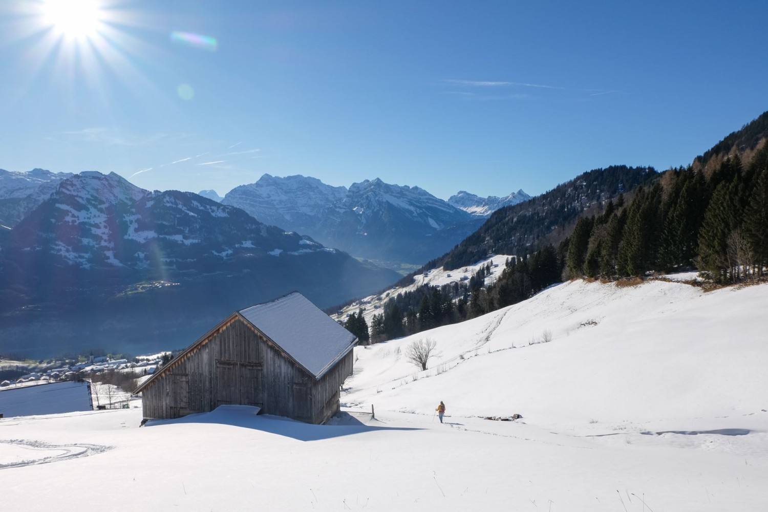 Abstieg nach Amden mit Blick auf den Walensee und den Zigerschlitz.