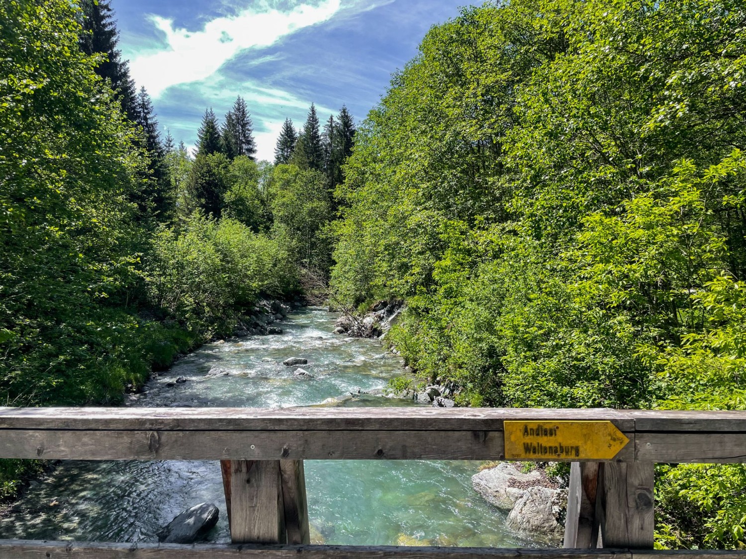 Si attraversa lo Schmuér su un ponte in legno.