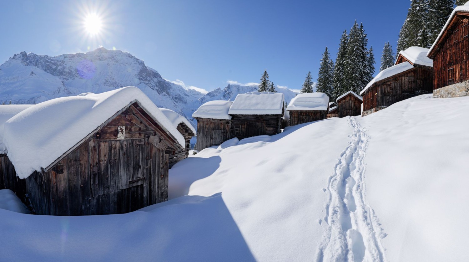 Les cabanes d’alpage du Hängstboden. A gauche, sous le soleil, le Glarner Vorab