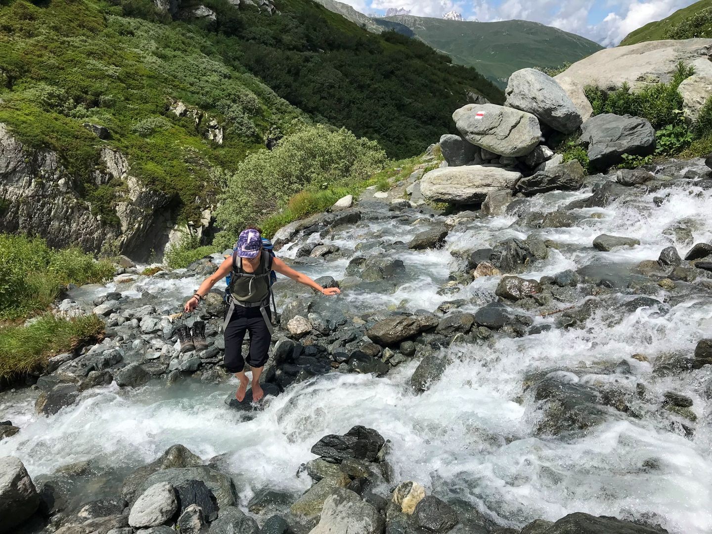 Auch der Torrent de Penne wird überquert – ohne Brücke. Wer eine Erfrischung möchte, zieht die Wanderschuhe aus und läuft barfuss. Etwas weiter oben am Bach gibt es ein Seil, das bei der Überquerung unterstützt.