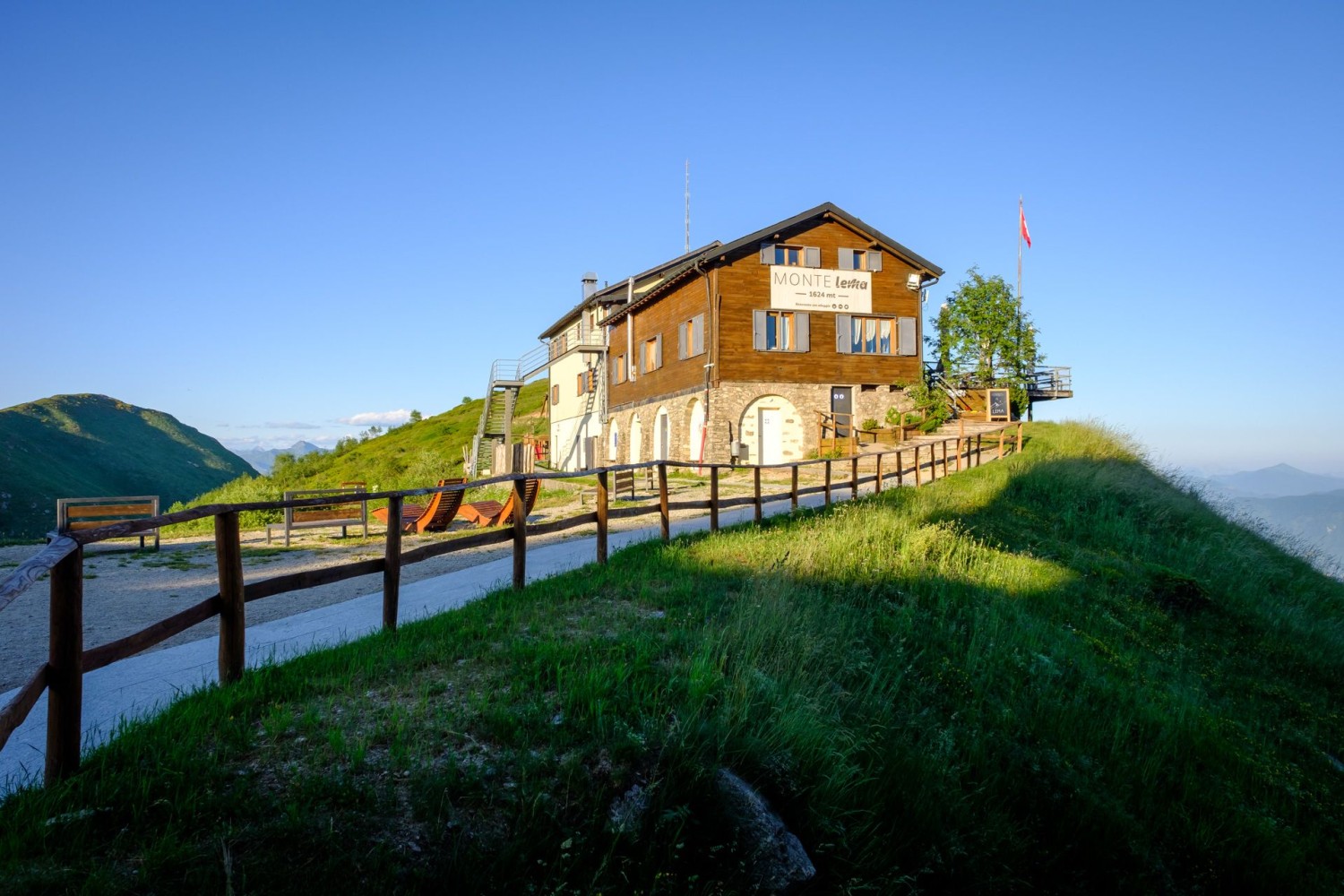 Un hébergement simple est disponible au Monte Lema.