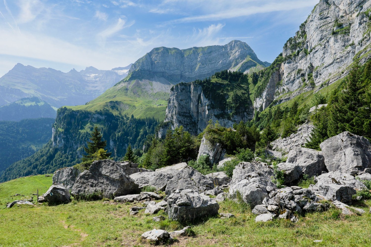 Plus haut, près de Lauweli, la randonnée devient plus rocailleuse.