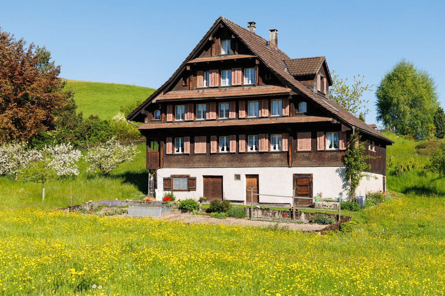 Am Dorfausgang von Menzingen zieht ein hübsches Bauernhaus den Blick auf sich.